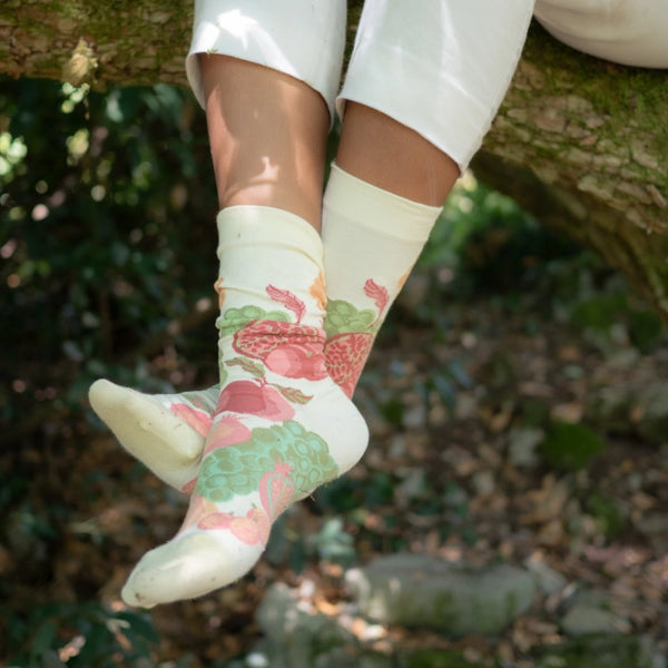 Strumpor från franska Bonne Maison. De är tillverkade av finaste egyptiska bomull och en dubbeltrådig elastan.&nbsp;

Färg: Frukter i grönt, rött och rosa på varmvit botten med ljusgul tå.

Material: 90% bomull, 8% polyamid, 2% elastan

Skötselråd: 30/40 grader