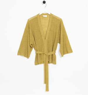 Kimonoliknande omlottkofta Hakesta från Bric-a-brac. Skärp i midjan, bred ribbstickning och vida ärmar. Finns i tre storlekar, XS, M, XL.

Färg: Mässingsgul

Material: 72% linne, 28% bomull.

Skötselråd: 30 grader fintvätt

Tillverkad i: Italien