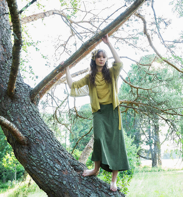 Kimonoliknande omlottkofta Hakesta från Bric-a-brac. Skärp i midjan, bred ribbstickning och vida ärmar. Finns i tre storlekar, XS, M, XL.

Färg: Mässingsgul

Material: 72% linne, 28% bomull.

Skötselråd: 30 grader fintvätt

Tillverkad i: Italien