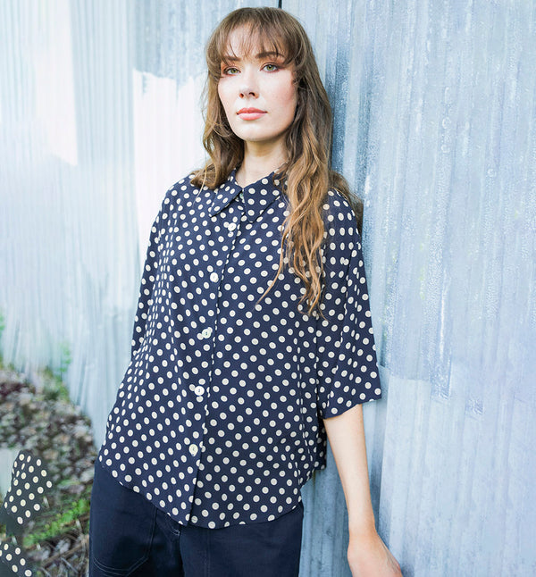 Blus Helgum från Bric-a-brac. Krage, armbågslång ärm, pärlemorknappar fram.&nbsp;

Färg: Vita prickar på mörkblå botten

Material: 100% FSC EcoVero.

Skötselråd: 30 grader fintvätt. Strykes efter tvätt. 2% i längd.

Tillverkad i:&nbsp;Litauen