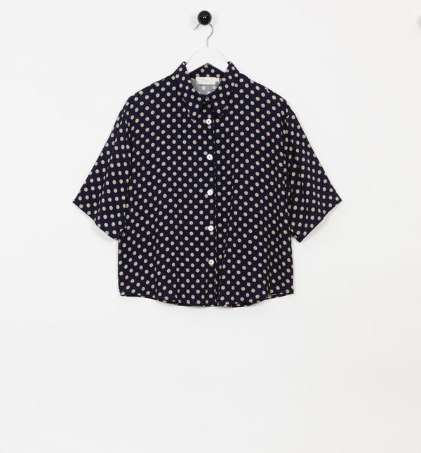 Blus Helgum från Bric-a-brac. Krage, armbågslång ärm, pärlemorknappar fram.&nbsp;

Färg: Vita prickar på mörkblå botten

Material: 100% FSC EcoVero.

Skötselråd: 30 grader fintvätt. Strykes efter tvätt. 2% i längd.

Tillverkad i:&nbsp;Litauen