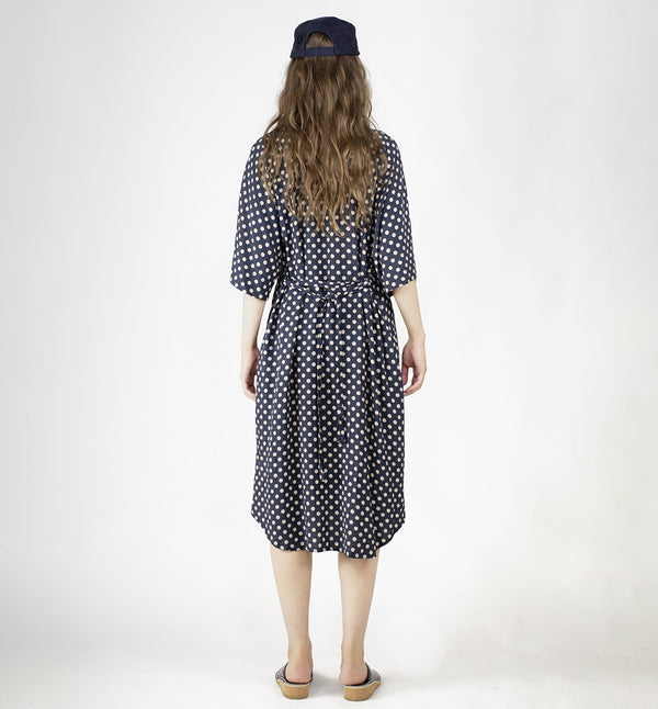 Klänning Helgum från Bric-a-brac. Avslappnad klänning med vida 3/4-ärmar. Fina rynkor framtill i halsen. Ståkrage. Fickor i sidsömmarna, skärp i midjan och pärlemorknappar fram.&nbsp;

Färg: Vita prickar på mörkblå botten

Material: 100% FSC EcoVero.

Skötselråd: 30 grader fintvätt. Strykes efter tvätt.&nbsp;

Tillverkad i:&nbsp;Litauen