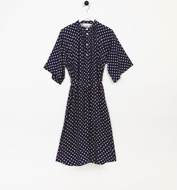 Klänning Helgum från Bric-a-brac. Avslappnad klänning med vida 3/4-ärmar. Fina rynkor framtill i halsen. Ståkrage. Fickor i sidsömmarna, skärp i midjan och pärlemorknappar fram.&nbsp;

Färg: Vita prickar på mörkblå botten

Material: 100% FSC EcoVero.

Skötselråd: 30 grader fintvätt. Strykes efter tvätt.&nbsp;

Tillverkad i:&nbsp;Litauen