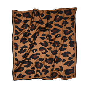 Fyrkantig sidenscarf från SneakyFox med dekorativt och stilrent leopardtryck. Scarfen är gjord av 100% mjukt siden och mäter 68x68cm.&nbsp;Designad för att användas på många olika sätt - lindad en eller två gånger runt halsen, bärs runt midjan, runt huvudet, eller som en håraccessoar.

Färg: Leopard, brun och svart

Mått: 68x68 cm
Material: 100% Silke