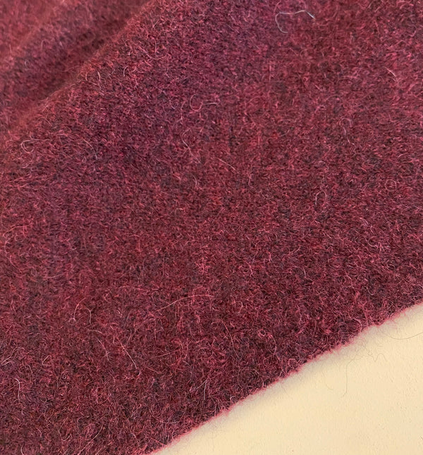 Stickad scarf i mjuk alpackablandning. Trekantsform.&nbsp;

Färg: Vinröd

Material: 48% baby alpackaull, 20% ull, 30% polyamid, 2% elastan.

Tillverkad i: Serbien

Tvätt:&nbsp;30 grader fintvätt