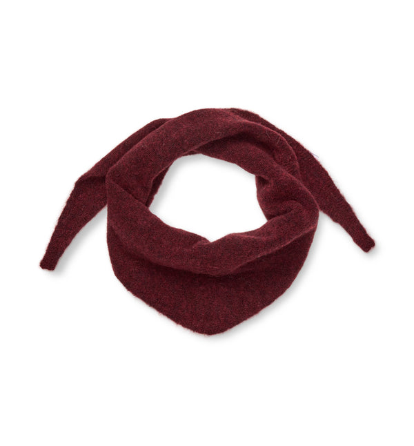 Stickad scarf i mjuk alpackablandning. Trekantsform.&nbsp;

Färg: Vinröd

Material: 48% baby alpackaull, 20% ull, 30% polyamid, 2% elastan.

Tillverkad i: Serbien

Tvätt:&nbsp;30 grader fintvätt