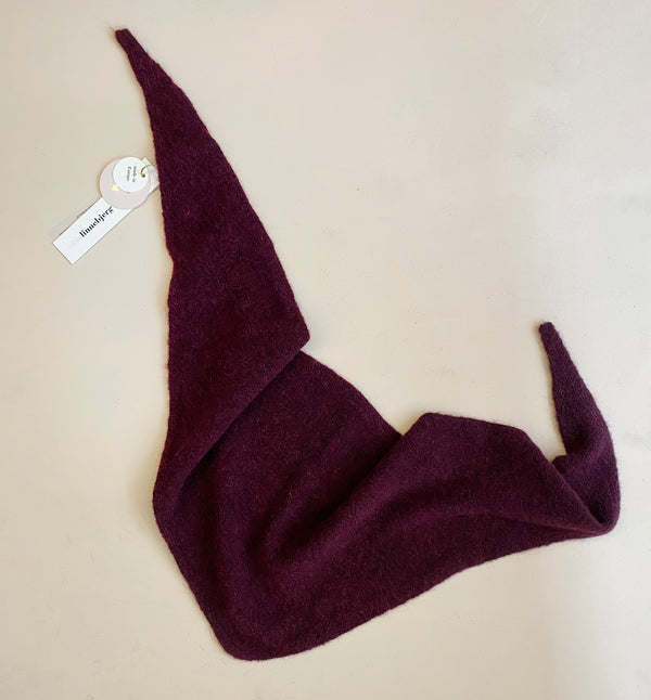 Stickad scarf i mjuk alpackablandning. Trekantsform.&nbsp;

Färg: Vinröd

Material: 48% baby alpackaull, 20% ull, 30% polyamid, 2% elastan.

Tillverkad i: Serbien

Tvätt:&nbsp;30 grader fintvätt