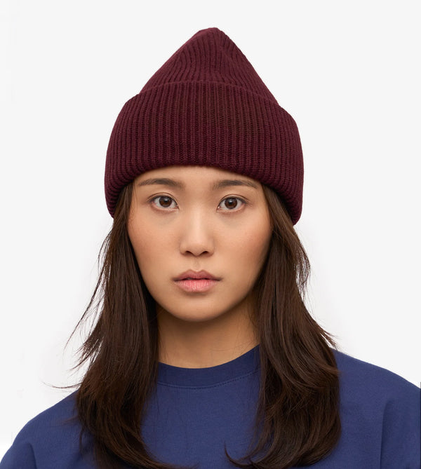 Mössa i skön återvunnen merinoull från Colorful Standard. Den kan vikas en eller två gånger beroende på tycke och smak. Förtvättad.&nbsp;

Färg:&nbsp;Oxblood Red/ oxblodsröd

Material:&nbsp;Tillverkad av 100 % återvunnen merinoull, certifierad enligt Global Recycled Standard (GRS).

Tvätt: Handtvätt

Tillverkad i: Portugal