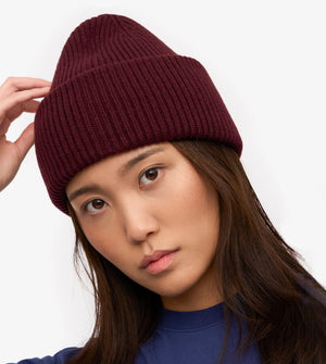 Mössa i skön återvunnen merinoull från Colorful Standard. Den kan vikas en eller två gånger beroende på tycke och smak. Förtvättad.&nbsp;

Färg:&nbsp;Oxblood Red/ oxblodsröd

Material:&nbsp;Tillverkad av 100 % återvunnen merinoull, certifierad enligt Global Recycled Standard (GRS).

Tvätt: Handtvätt

Tillverkad i: Portugal