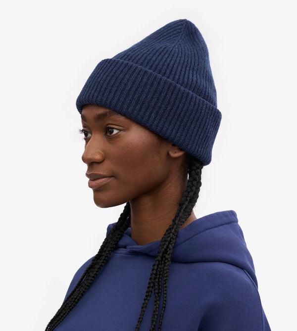Mössa i skön återvunnen merinoull från Colorful Standard. Den kan vikas en eller två gånger beroende på tycke och smak. Förtvättad.&nbsp;

Färg: Marinblå

Material:&nbsp;Tillverkad av 100 % återvunnen merinoull, certifierad enligt Global Recycled Standard (GRS).

Tvätt: Handtvätt

Tillverkad i: Portugal