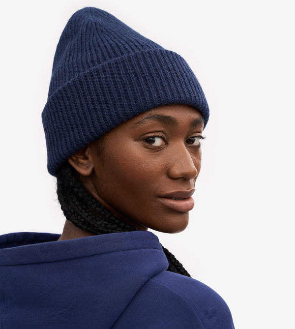Mössa i skön återvunnen merinoull från Colorful Standard. Den kan vikas en eller två gånger beroende på tycke och smak. Förtvättad.&nbsp;

Färg: Marinblå

Material:&nbsp;Tillverkad av 100 % återvunnen merinoull, certifierad enligt Global Recycled Standard (GRS).

Tvätt: Handtvätt

Tillverkad i: Portugal