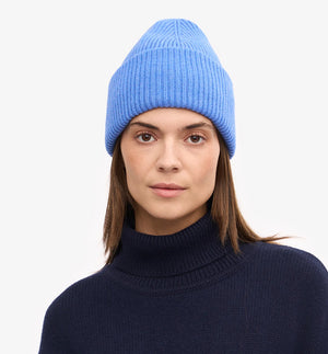 Mössa i skön återvunnen merinoull från Colorful Standard. Den kan vikas en eller två gånger beroende på tycke och smak. Förtvättad.&nbsp;

Färg: Stillahavsblå /&nbsp;Pacific blue

Material:&nbsp;100% återvunnen extra fin merinoull.&nbsp;Woolmark-certifierat garn.&nbsp;

Tvätt:&nbsp;Handtvätt