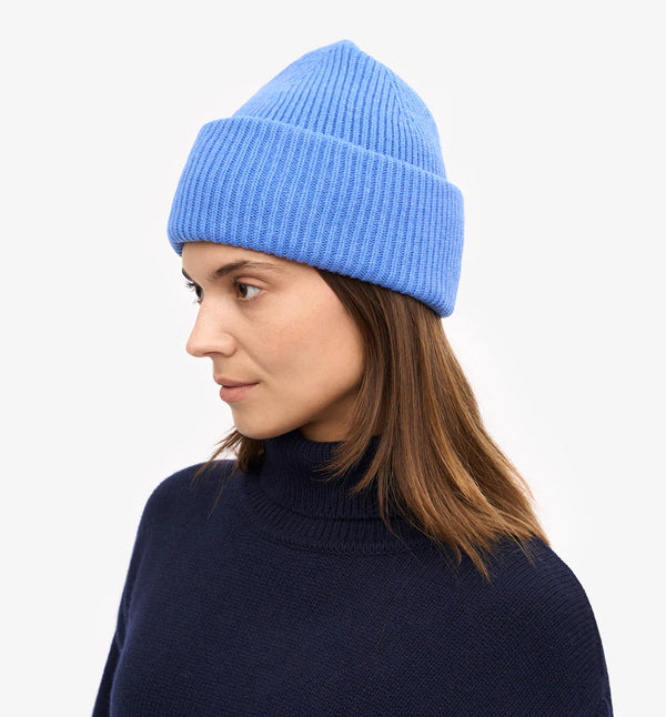 Mössa i skön återvunnen merinoull från Colorful Standard. Den kan vikas en eller två gånger beroende på tycke och smak. Förtvättad.&nbsp;

Färg: Stillahavsblå /&nbsp;Pacific blue

Material:&nbsp;100% återvunnen extra fin merinoull.&nbsp;Woolmark-certifierat garn.&nbsp;

Tvätt:&nbsp;Handtvätt