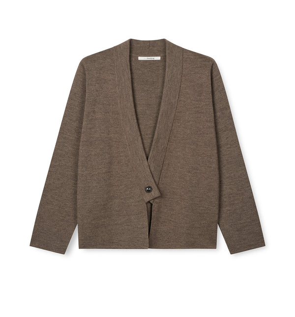 Kofta Opal från Sibin Linnebjerg. Koftan har djup v-ringning, är stilren med avslappnad passform. En knapp fram.

Färg: Brunmelerad

Material: 50% merinoull, 50% akryl. Certifierad mulesingfri ull. Garnet kommer från Italien.

Tillverkad i: Serbien&nbsp;

Tvätt:&nbsp;30 grader fintvätt