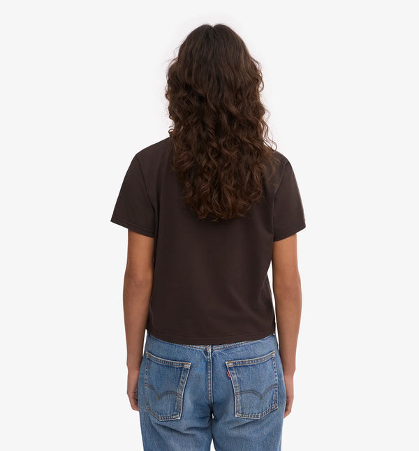 Ekologisk t-shirt i boxig och lite kortare modell från Colorful standard. Förtvättad.

Färg: Kaffebrun

Material: 100 % ekologisk bomull

Certifierad med:&nbsp; Miljövänlig färg - Oeko-Tex®, PETA Approved Vegan

Tillverkad i: Portugal

Skötselråd:&nbsp;Fintvätt max 40 grader