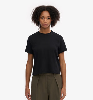 Ekologisk t-shirt i boxig och lite kortare modell från Colorful standard. Förtvättad.

Färg: Svart

Material: 100 % ekologisk bomull

Certifierad med:&nbsp; Miljövänlig färg - Oeko-Tex®, PETA Approved Vegan

Tillverkad i: Portugal

Skötselråd:&nbsp;Fintvätt max 40 grader