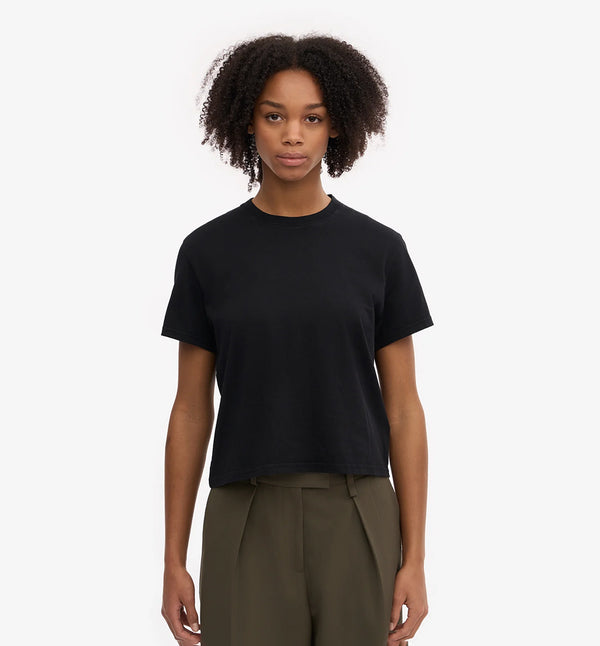 Ekologisk t-shirt i boxig och lite kortare modell från Colorful standard. Förtvättad.

Färg: Svart

Material: 100 % ekologisk bomull

Certifierad med:&nbsp; Miljövänlig färg - Oeko-Tex®, PETA Approved Vegan

Tillverkad i: Portugal

Skötselråd:&nbsp;Fintvätt max 40 grader