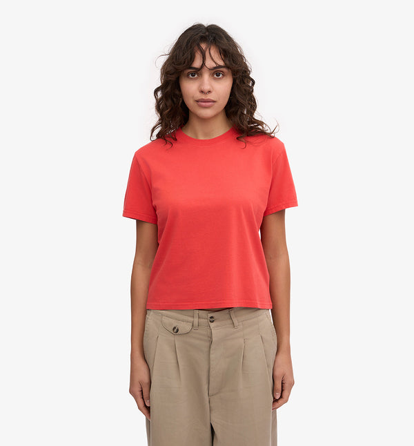 Ekologisk t-shirt i boxig och lite kortare modell från Colorful standard. Förtvättad.

Färg: Mandarinröd / Red Tangerine

Material: 100 % ekologisk bomull

Certifierad med:&nbsp; Miljövänlig färg - Oeko-Tex®, PETA Approved Vegan

Tillverkad i: Portugal

Skötselråd:&nbsp;Fintvätt max 40 grader