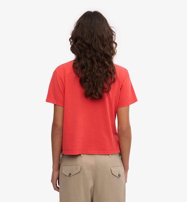 Ekologisk t-shirt i boxig och lite kortare modell från Colorful standard. Förtvättad.

Färg: Mandarinröd / Red Tangerine

Material: 100 % ekologisk bomull

Certifierad med:&nbsp; Miljövänlig färg - Oeko-Tex®, PETA Approved Vegan

Tillverkad i: Portugal

Skötselråd:&nbsp;Fintvätt max 40 grader