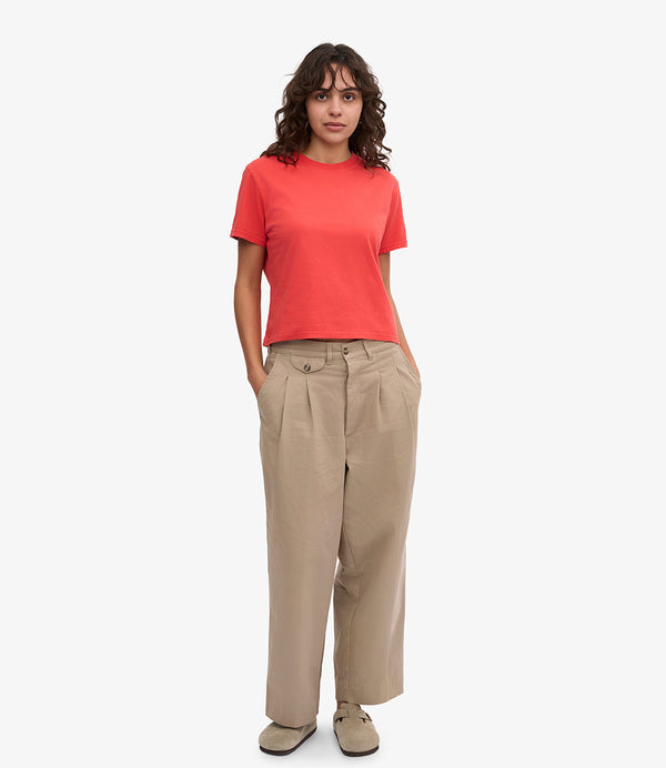 Ekologisk t-shirt i boxig och lite kortare modell från Colorful standard. Förtvättad.

Färg: Mandarinröd / Red Tangerine

Material: 100 % ekologisk bomull

Certifierad med:&nbsp; Miljövänlig färg - Oeko-Tex®, PETA Approved Vegan

Tillverkad i: Portugal

Skötselråd:&nbsp;Fintvätt max 40 grader