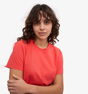 Ekologisk t-shirt i boxig och lite kortare modell från Colorful standard. Förtvättad.

Färg: Mandarinröd / Red Tangerine

Material: 100 % ekologisk bomull

Certifierad med:&nbsp; Miljövänlig färg - Oeko-Tex®, PETA Approved Vegan

Tillverkad i: Portugal

Skötselråd:&nbsp;Fintvätt max 40 grader