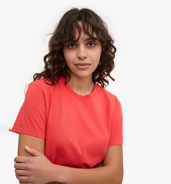 Ekologisk t-shirt i boxig och lite kortare modell från Colorful standard. Förtvättad.

Färg: Mandarinröd / Red Tangerine

Material: 100 % ekologisk bomull

Certifierad med:&nbsp; Miljövänlig färg - Oeko-Tex®, PETA Approved Vegan

Tillverkad i: Portugal

Skötselråd:&nbsp;Fintvätt max 40 grader