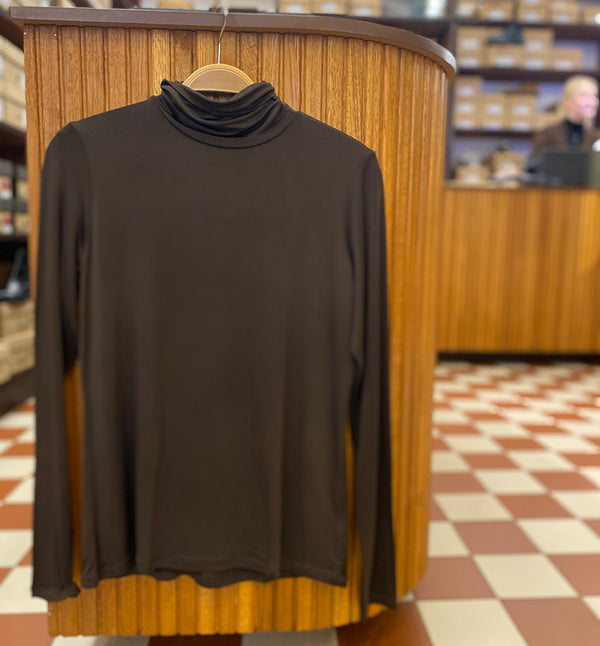 Polon som passar till det mesta! Från Bric-a-brac i skön silkesliknande bambuviskos.&nbsp;

Färg:&nbsp;Chokladbrun

Material: 95% bambuviskos, 5% elastan.

Skötselråd: 30 grader fintvätt

Tillverkad i:&nbsp;Stickad i Sverige, sydd i&nbsp;Litauen