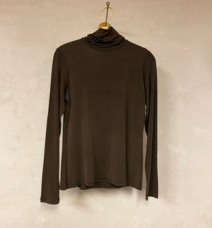 Polon som passar till det mesta! Från Bric-a-brac i skön silkesliknande bambuviskos.&nbsp;

Färg:&nbsp;Chokladbrun

Material: 95% bambuviskos, 5% elastan.

Skötselråd: 30 grader fintvätt

Tillverkad i:&nbsp;Stickad i Sverige, sydd i&nbsp;Litauen