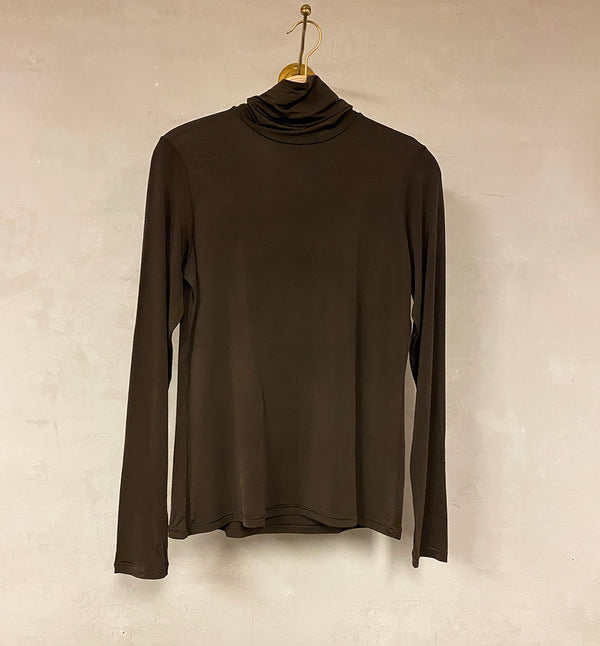 Polon som passar till det mesta! Från Bric-a-brac i skön silkesliknande bambuviskos.&nbsp;

Färg:&nbsp;Chokladbrun

Material: 95% bambuviskos, 5% elastan.

Skötselråd: 30 grader fintvätt

Tillverkad i:&nbsp;Stickad i Sverige, sydd i&nbsp;Litauen