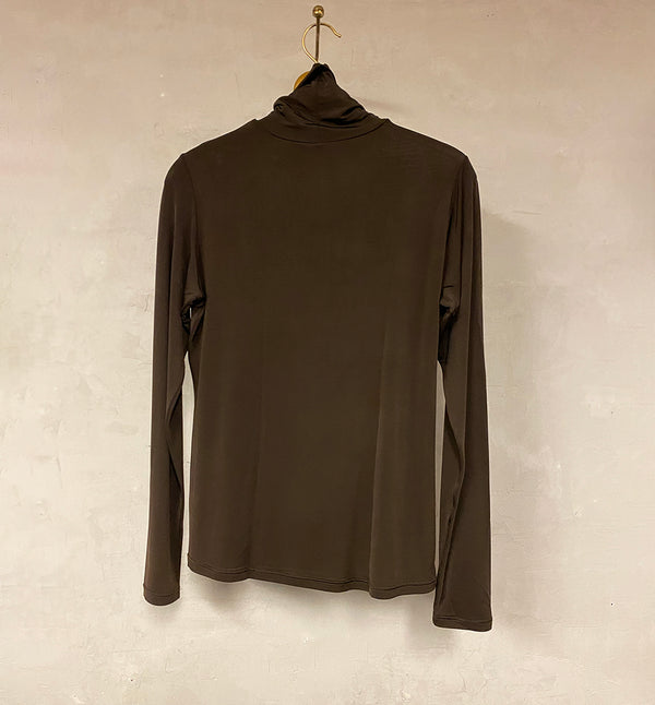 Polon som passar till det mesta! Från Bric-a-brac i skön silkesliknande bambuviskos.&nbsp;

Färg:&nbsp;Chokladbrun

Material: 95% bambuviskos, 5% elastan.

Skötselråd: 30 grader fintvätt

Tillverkad i:&nbsp;Stickad i Sverige, sydd i&nbsp;Litauen