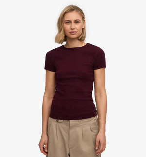Ribbstickad kortärmad t-shirt från Colorful standard i ekologisk bomull. Figurnära, lite tight modell. Förtvättad.

Färg: Oxblood

Material: 95 % ekologisk bomull, 5 % elastan. Vikt jersey 220g

Certifierad med:&nbsp; Miljövänlig färg - Oeko-Tex®, PETA Approved Vegan

Tillverkad i: Portugal