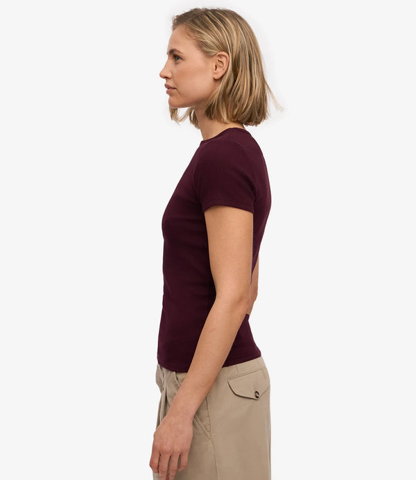 Ribbstickad kortärmad t-shirt från Colorful standard i ekologisk bomull. Figurnära, lite tight modell. Förtvättad.

Färg: Oxblood

Material: 95 % ekologisk bomull, 5 % elastan. Vikt jersey 220g

Certifierad med:&nbsp; Miljövänlig färg - Oeko-Tex®, PETA Approved Vegan

Tillverkad i: Portugal