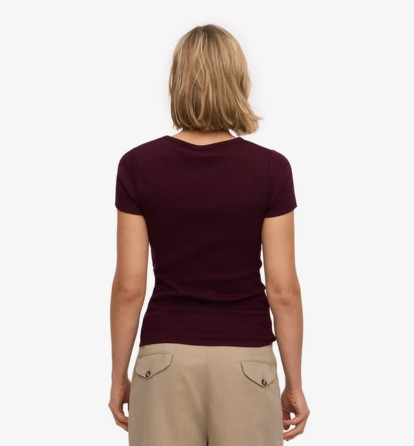 Ribbstickad kortärmad t-shirt från Colorful standard i ekologisk bomull. Figurnära, lite tight modell. Förtvättad.

Färg: Oxblood

Material: 95 % ekologisk bomull, 5 % elastan. Vikt jersey 220g

Certifierad med:&nbsp; Miljövänlig färg - Oeko-Tex®, PETA Approved Vegan

Tillverkad i: Portugal