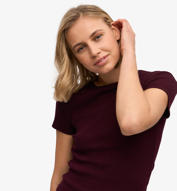 Ribbstickad kortärmad t-shirt från Colorful standard i ekologisk bomull. Figurnära, lite tight modell. Förtvättad.

Färg: Oxblood

Material: 95 % ekologisk bomull, 5 % elastan. Vikt jersey 220g

Certifierad med:&nbsp; Miljövänlig färg - Oeko-Tex®, PETA Approved Vegan

Tillverkad i: Portugal