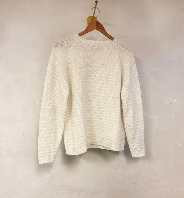 <p>Tröja Indigo från Sibin Linnebjerg är en stickad tröja med struktur och raglanärmar. Färg: Offwhite Material: 50% Alpacka, 50% Polyamid.