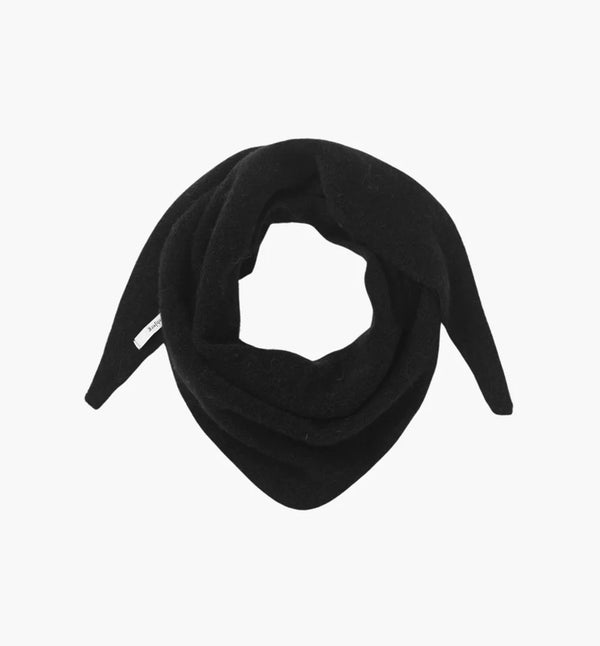 Stickad scarf i mjuk alpackablandning. Trekantsform.&nbsp;

Färg: Svart

Material: 48% baby alpackaull, 20% ull, 30% polyamid, 2% elastan.

Tillverkad i: Serbien

Tvätt:&nbsp;30 grader fintvätt