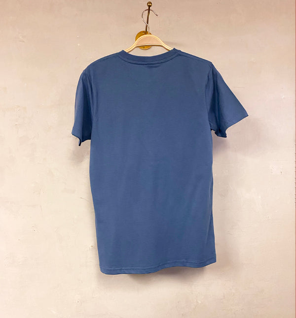 Unisex T-shirt i klassisk modell. Ribbad kant vid halsringning. Tillverkad av GOTS-märkt ekologisk bomull.   Färg: Faded denim / ljust denimblå  Material: 100% ekologisk bomull.