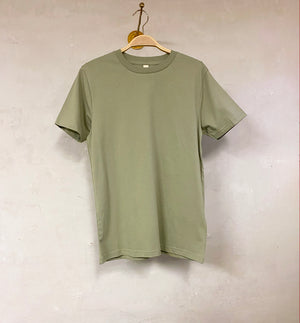 Unisex T-shirt i klassisk modell. Ribbad kant vid halsringning. Tillverkad av GOTS-märkt ekologisk bomull.   Färg: Pistage  Material: 100% ekologisk bomull.
