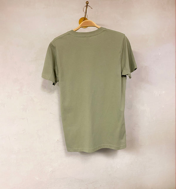 Unisex T-shirt i klassisk modell. Ribbad kant vid halsringning. Tillverkad av GOTS-märkt ekologisk bomull.   Färg: Pistage  Material: 100% ekologisk bomull.