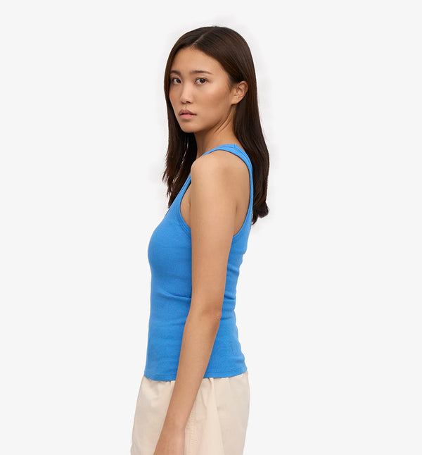 Ribbstickat linne från Colorful standard i ekologisk bomull. Figurnära, lite tight modell. Förtvättad.  Färg: Stillahavsblå/ Pacific Blue