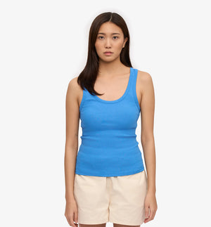 Ribbstickat linne från Colorful standard i ekologisk bomull. Figurnära, lite tight modell. Förtvättad.  Färg: Stillahavsblå/ Pacific Blue