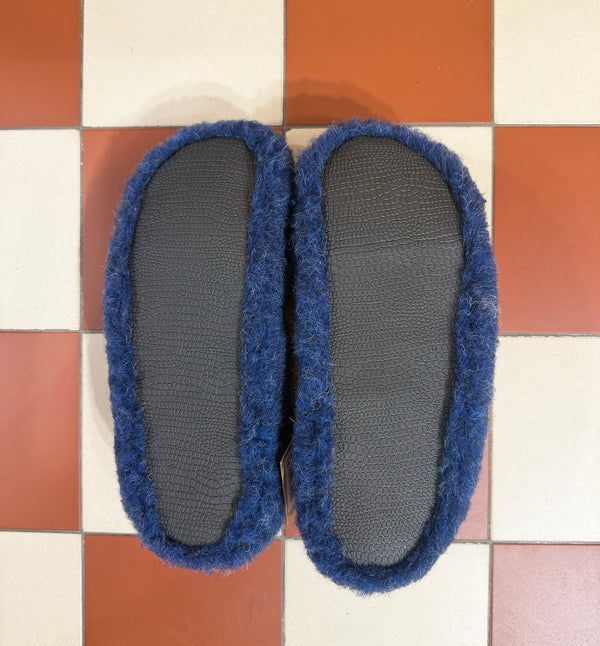 Tofflor Siberian från Irländska Coldbreaker. Varma och mysiga tofflor i 100 % merinoull.&nbsp;&nbsp;

Färg: Vit, mörkblå, rostbrun

Material: 100% merinoull från Irland

Skötselråd:&nbsp;

Tillverkad i: Designad på Irland, tillverkad i Polen.