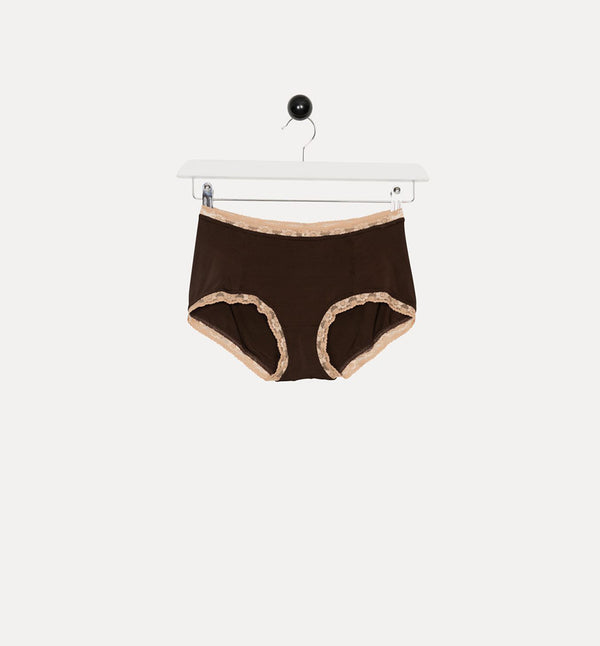 Skönaste trosorna med spets från Bric-a-brac.

Färg: Chokladbrun, spetskant i naturvitt

Material: 95% bambuviskos, 5% elastan

Tillverkade i: Tyget är stickade i Sverige, sydda i Litauen.