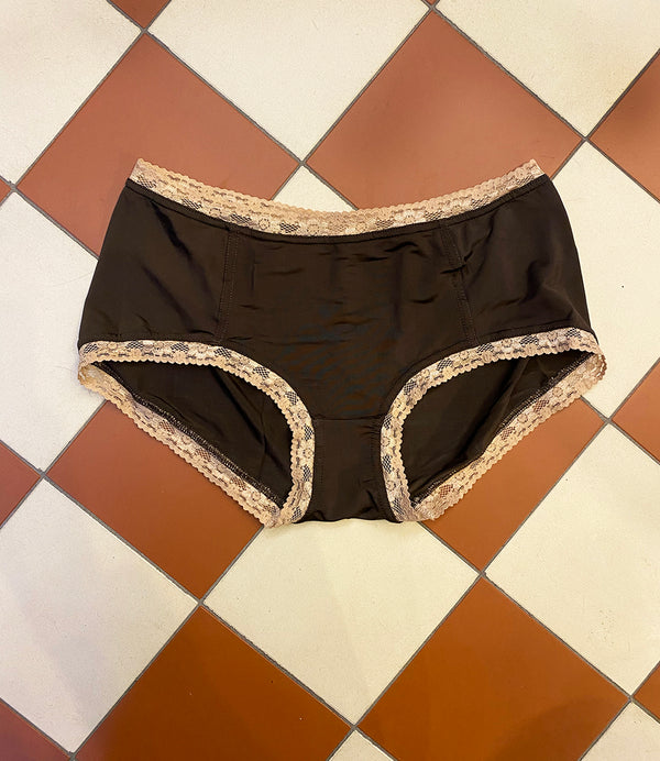 Skönaste trosorna med spets från Bric-a-brac.

Färg: Chokladbrun, spetskant i naturvitt

Material: 95% bambuviskos, 5% elastan

Tillverkade i: Tyget är stickade i Sverige, sydda i Litauen.