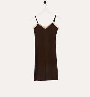 Skönaste underklänningen nånsin!&nbsp;Från svenska Bric-a-brac. Reglerbara axelband och spets upptill. Längd mitt bak i storlek M är 90 cm.

Färg: Chokladbrun med naturvit spets.&nbsp;

Material: 95% bambuviskos, 5% elastan

Skötselråd: 30 grader fintvätt

Tillverkad i:&nbsp;Tyget är stickat i Sverige, sydd i Litauen