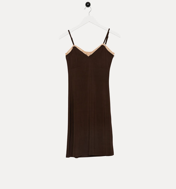 Skönaste underklänningen nånsin!&nbsp;Från svenska Bric-a-brac. Reglerbara axelband och spets upptill. Längd mitt bak i storlek M är 90 cm.

Färg: Chokladbrun med naturvit spets.&nbsp;

Material: 95% bambuviskos, 5% elastan

Skötselråd: 30 grader fintvätt

Tillverkad i:&nbsp;Tyget är stickat i Sverige, sydd i Litauen