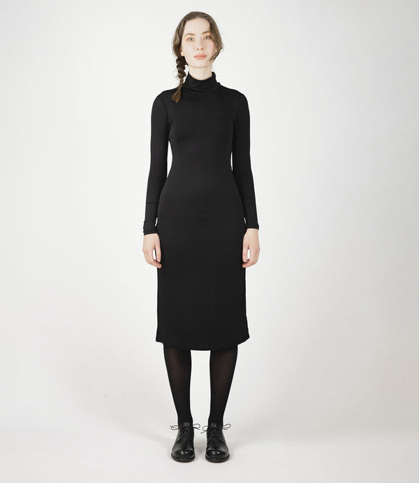 Klänning med polo och lång ärm från Bric-a-brac. Klänningen är tillverkad&nbsp; i en skön silkesliknande bambuviskos som är stickad i Norrköping. Superfin att ha under våra kimonos! Längd mitt bak i storlek M är 123 cm.

Färg: Chokladbrun

Material: 95% bambuviskos, 5% elastan.

Skötselråd: 30 grader fintvätt

Tillverkad i: Tyget är stickat i Norrköping, klänningen är sydd i Litauen.