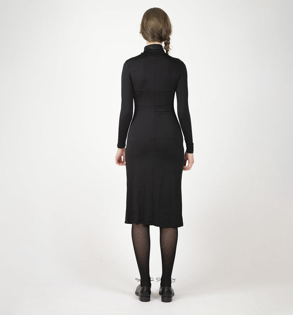 Klänning med polo och lång ärm från Bric-a-brac. Klänningen är tillverkad&nbsp; i en skön silkesliknande bambuviskos som är stickad i Norrköping. Superfin att ha under våra kimonos! Längd mitt bak i storlek M är 123 cm.

Färg: Chokladbrun

Material: 95% bambuviskos, 5% elastan.

Skötselråd: 30 grader fintvätt

Tillverkad i: Tyget är stickat i Norrköping, klänningen är sydd i Litauen.