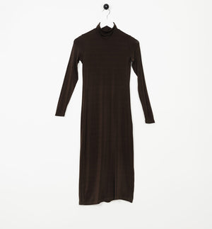 Klänning med polo och lång ärm från Bric-a-brac. Klänningen är tillverkad&nbsp; i en skön silkesliknande bambuviskos som är stickad i Norrköping. Superfin att ha under våra kimonos! Längd mitt bak i storlek M är 123 cm.

Färg: Chokladbrun

Material: 95% bambuviskos, 5% elastan.

Skötselråd: 30 grader fintvätt

Tillverkad i: Tyget är stickat i Norrköping, klänningen är sydd i Litauen.