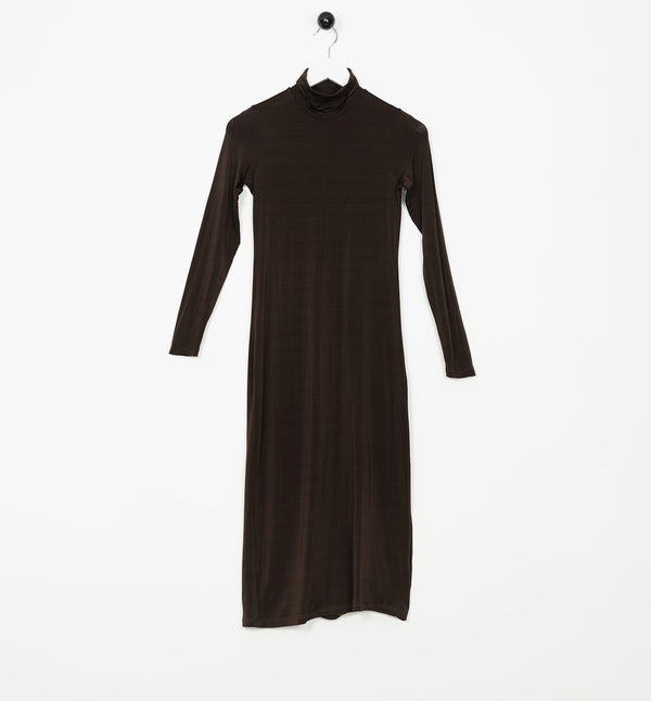 Klänning med polo och lång ärm från Bric-a-brac. Klänningen är tillverkad&nbsp; i en skön silkesliknande bambuviskos som är stickad i Norrköping. Superfin att ha under våra kimonos! Längd mitt bak i storlek M är 123 cm.

Färg: Chokladbrun

Material: 95% bambuviskos, 5% elastan.

Skötselråd: 30 grader fintvätt

Tillverkad i: Tyget är stickat i Norrköping, klänningen är sydd i Litauen.